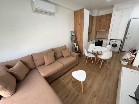 Jepet me qera apartament 1+1   Vendndodhja: Ali Demi, Kompleksi Kadiu  Kati: 3  Sipërfaqe: 58 m²  Gjendja: I mobiluar  Çmimi: 40,000 lek / muaj