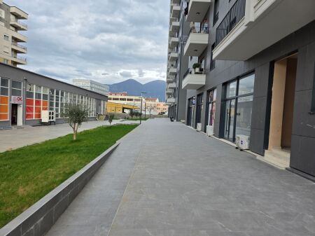 Tek Bulevardi i Ri Shitet Dyqan Me Çmim Okazion, 2700 Euro/m2