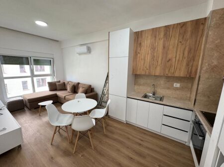  Jepet me qera Apartament 1+1   Vendndodhja: Ali Demi – Kompleksi Kompleksi Kadiu Çmimi: 40 000 lekë / muaj