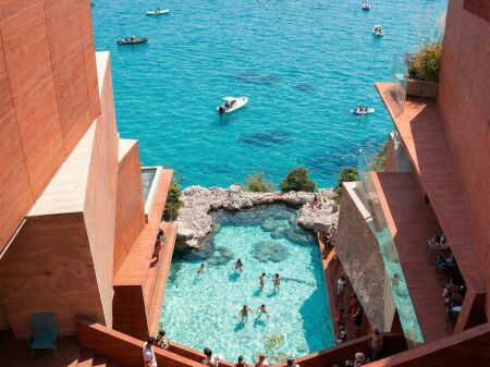 Terrarosa Residence – Borsh, Riviera AlbaneseTerrarosa Residence è un nuovo complesso residenziale in costruzione, situato sulla prima linea del mare a Borsh, una delle zone in più rapido sviluppo della Riviera Albanese. Il progetto è concepito come una residenza premium con bassa densità edilizia, spazi verdi e architettura mediterranea moderna che si armonizza con la natura circostante. Tutti gli appartamenti hanno una vista panoramica completa sul mare e grandi verande attrezzate con jacuzzi private, offrendo un'esperienza di vita da resort durante tutto l'anno. L'orientamento ottimale e gli spazi esterni rendono la proprietà ideale sia per uso personale che per investimento turistico di alto livello. Il complesso includerà: accesso dedicato per i residenti, aree relax e passeggiata, parcheggio privato, standard edilizi elevati e isolamento termico, amministrazione residenziale. L'area di Borsh si sta sviluppando rapidamente ed è considerata una delle destinazioni con il maggior potenziale di crescita del valore nel sud dell'Albania, grazie alla lunghezza della spiaggia, alla natura incontaminata e ai nuovi progetti turistici in sviluppo. Adatto per: case vacanze di lusso, investimento premium per affitti giornalieri, investimento a lungo termine nella Riviera. Sono disponibili diverse tipologie di appartamenti.