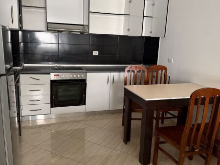 Astir pranë Artistit jepet me qira apartament 1+1!