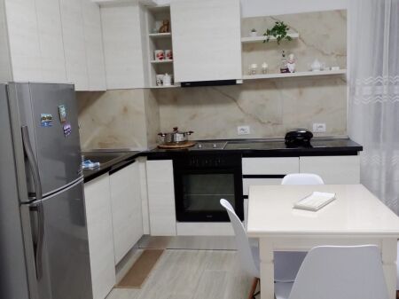 Rruga Bogdaneve, jepet me qira garzionere. 450 Euro