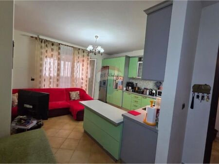 Appartamento 1+1 in vendita a Komuna e Parisit