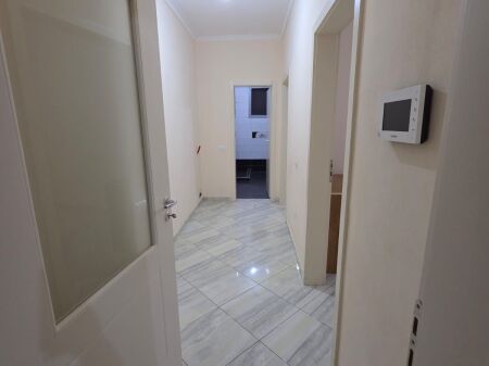  Jepet me qera apartament 1+1 në zonën e Spitallës  