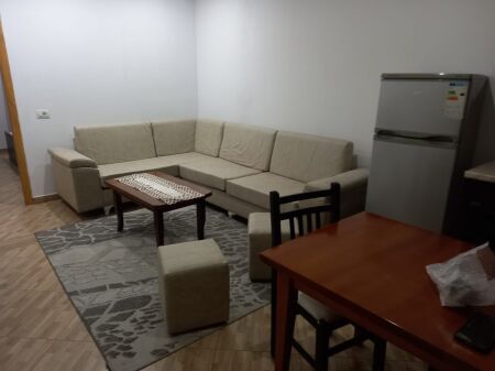 Apartament me qira 1+1 përballë Vilës L në Astir!
