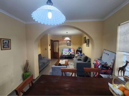 Shitet apartament 3+1+2 te Blloku i Ambasadave!