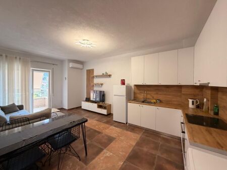 Appartamento 1+1 in vendita – Shkëmbi i Kavajës, vicino all'Hotel Majestic