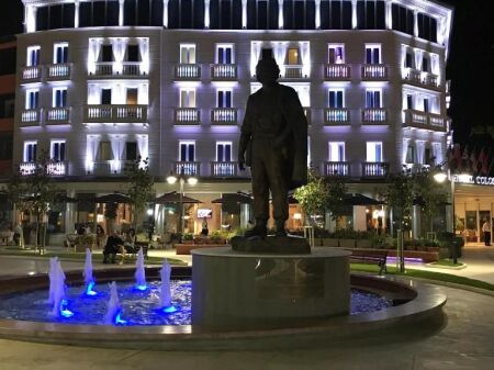 Shitet apartament 2+1+2+ kuzhine e vecuar ,ambient zyre  +ballkon+post parkimi ,Rruga e Durresit,prane Hotel Coloseut