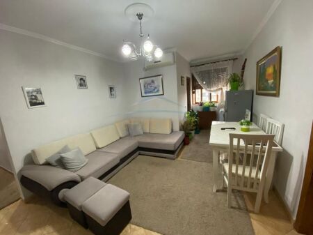 Shitet, Apartament 2+1, Kombinat, Tiranë.