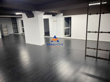 LOCALE COMMERCIALE IN AFFITTO 350M2 "IN PIAZZA WILLSON" 4000 EURO