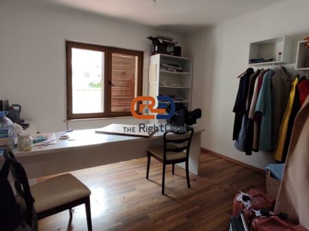 Ne Bllok, Jepet Me Qira Apartament 3+1 Per Biznes !!