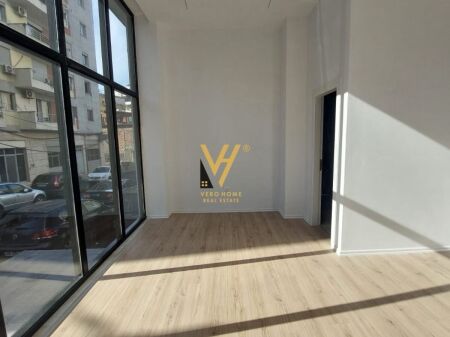 AFFITTASI NEGOZIO 35 M2 A MINE PEZA 800 EURO