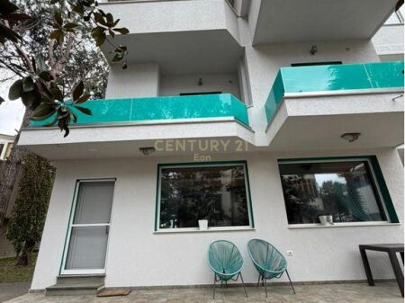 Villa su 3 piani in vendita a Qerret! 1.000.000 €