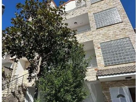 Vendesi edificio di 4 piani per residenza o attività commerciale!