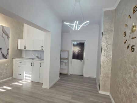 Locale commerciale in affitto "Kristal Center"