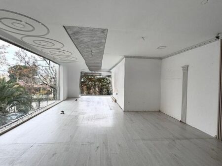 Locale commerciale in vendita vicino alla strada presso 21 Dhjetori! 250.000 €