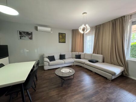  AFFITTO Appartamento 1+1  Tra il Bulevard Te Ri e 5-Majit  Via "Besa"     Primo piano (Parte di Villa)   Possibilità di parcheggio nella zona   Arredato con condizioni moderne    Prezzo 45.000 Leke/Mese