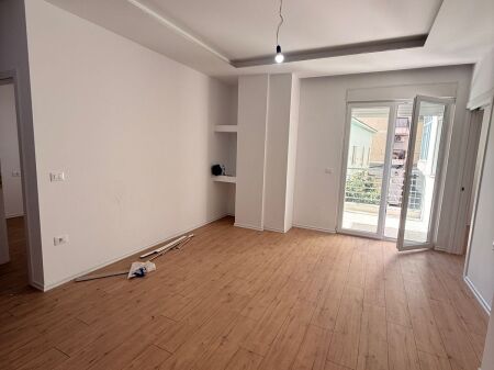 VENDESI APPARTAMENTO 2+1+2 EX QUARTIERE DELLA POLIZIA, DURAZZO