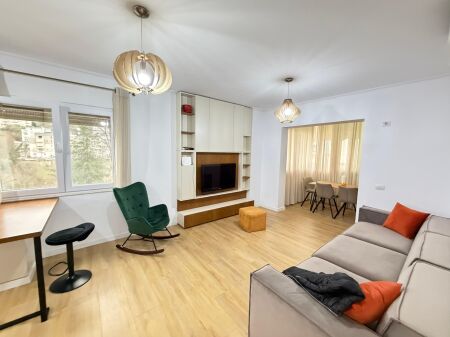  • Apartament me qira pranë Kopshtit Zoologjik, Tiranë  • Kati i 2-të  • 2 dhoma gjumi  • Sallon + kuzhinë  • 2 tualete  • Ballkon i mbyllur  • Sistem ngrohjeje  • Ashensor  • Mundësi parkimi  • 3 minuta (800 m) nga Liqeni  • Çmimi: 720 €/muaj