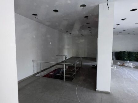 NEGOZIO IN AFFITTO 306 M2 BLLOK 800.000 LEKE