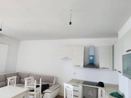 Appartamento 2+1 con balcone in vendita a Vlora