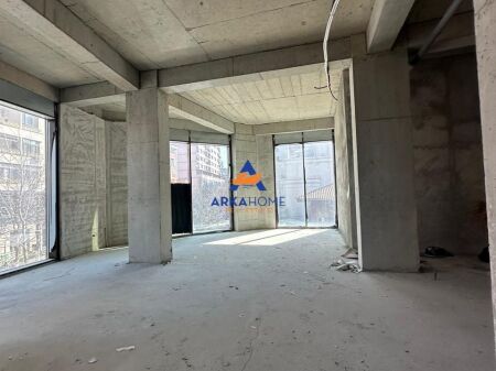 LOCALE COMMERCIALE IN AFFITTO 160M2 "RRUGA E BARRIKADAVE"230.000 LEKE