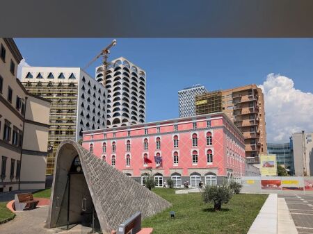 UFFICIO IN AFFITTO 96 M2 CENTRO 170.000 LEKE