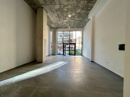 Locale commerciale premium in affitto 70,4 m² + 2 posti auto in Via Barrikadave