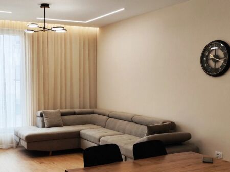 Jepet me qera Apartamenti 1+1 , rruga Petrela Stacioni i Trenit 700 mije leke