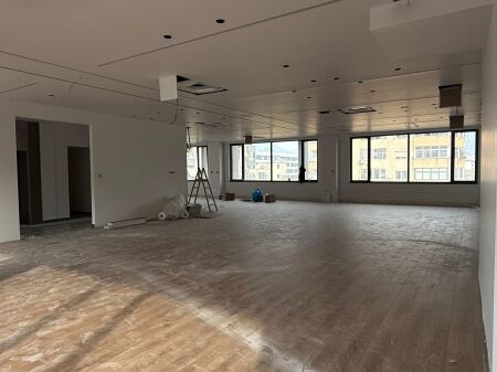  Affittasi  576 m² Locale Commerciale – Delijorgji 