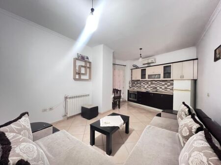 Jepet me qera Apartamenti 1+1 , rruga Xhanfize Keko prane Europianit 500 Euro