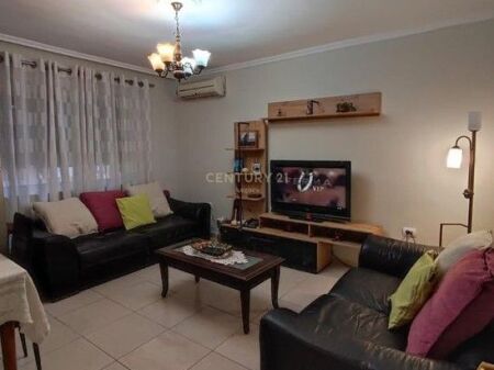  Jepet me qira – Apartament 1+1 në Rrugën Myslym Shyri