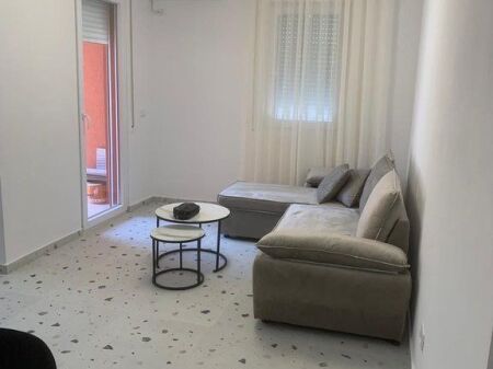 Apartament 1+1 per qira te 5 Maji totalisht i mobiluar.