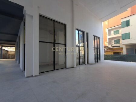 Locale Commerciale in Affitto – Possibilità Duplex – vicino a Via Bardhyl
