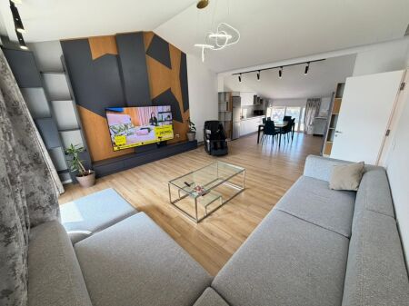  Jepet me qira 3+1+2 – Penthouse me 3 Parkime  Secret Garden Residence, TEG – Tiranë   Kati 3 (i fundit – Penthouse)  200 m²  3 dhoma gjumi  2 tualete  2 ballkone  3 parkime të përfshira në çmim  Apartament modern, me hapësira të bollshme, dritë natyrale gjatë gjithë ditës dhe qetësi absolute. Rezidencë elitare me standard të lartë ndërtimi, ideale për familje që kërkojnë komoditet dhe privatësi pranë TEG.   1,500 € / muaj (përfshirë 3 parkimet)