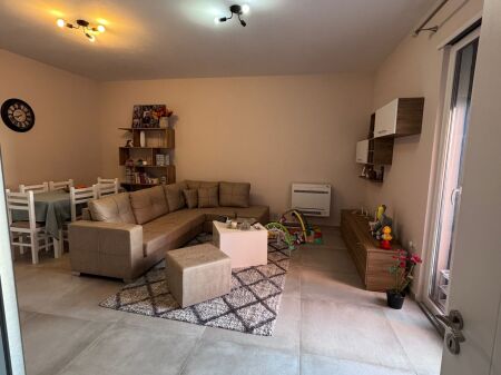  Appartamento 1+1 in affitto a Paskuqan – 400€   Posizione: Paskuqan, zona tranquilla e accessibile  Tipo: Appartamento 1+1  Piano: 3  Condizione: Appena arredato, mai abitato prima – tutto nuovo  Prezzo: 400 € / mese    Per maggiori informazioni o per una visita, contattare in privato.