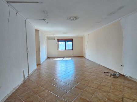 In Affitto: *Ambiente (125m2)* diviso in 3 stanze  Stazione ferroviaria - edificio nuovo - Sulla strada principale (*850€/mese*) Super Location