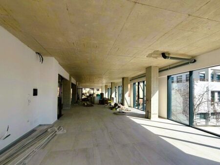 AMBIENTE 250 METRI OPEN SPACE VICINO ALLA STRADA BARRIKADAVE IN AFFITTO!
