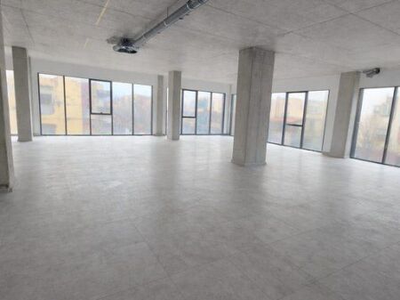 Locale Commerciale in Affitto – Sulla Strada Principale, molto vicino al Centro di Tirana - 250.5 m2