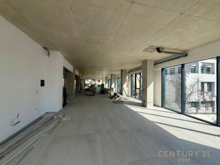 AMBIENTE 250 METRI OPEN SPACE VICINO ALLA STRADA BARRIKADAVE IN AFFITTO!