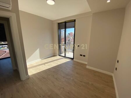 For rent 2+1+2 balcony apartment near the Red School!