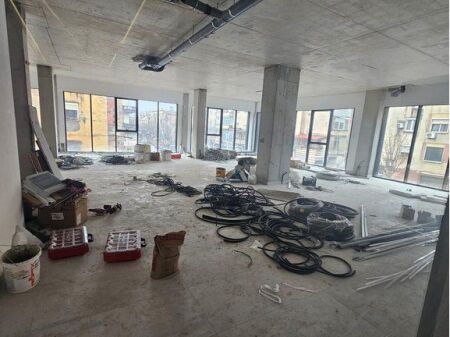 Locale Commerciale in Affitto 250.5 m² vicino al Centro di Tirana, Accanto alla Strada Principale