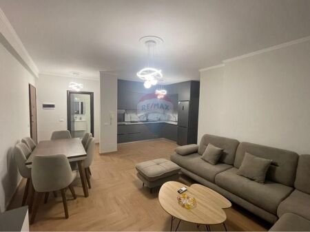 Ofrohet apartament 2+1 me qera ne astir