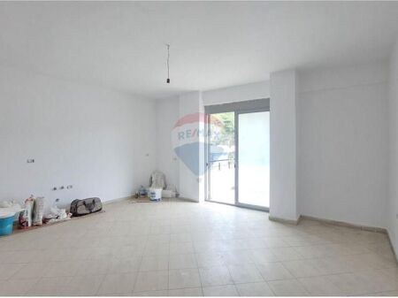  Apartament 1+1 për Shitje – Blv. Ismail Qemali, Vlorë
