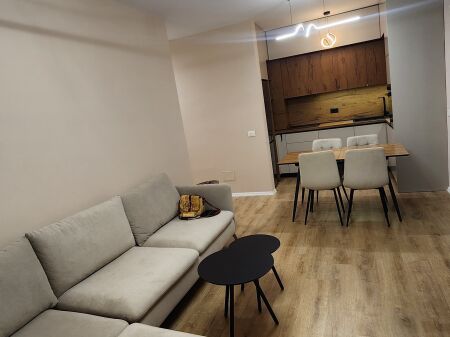 Apartament me qira – Univers City  • Sipërfaqe: 92 m²  • Tipologjia: 2+1  • Kati 8 (i fundit)  • I mobiluar me të gjitha mobiljet dhe elektroshtëpiaket  • Orientim Jug-Perëndim  • Post parkimi i disponueshëm (nuk përfshihet në çmim)  • Çmimi 550€