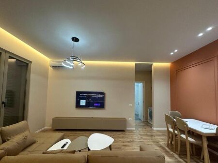 Japim me qira apartament 2+1 të sapomobiluar pranë Pazarit të Ri!