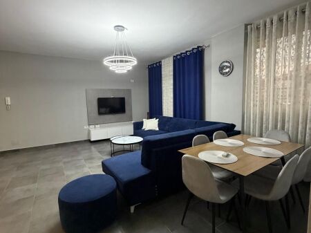  Jepet me qira apartament 2+1  Kompleksi Tom Doshi, midis Shkozës dhe Freskut – Tiranë