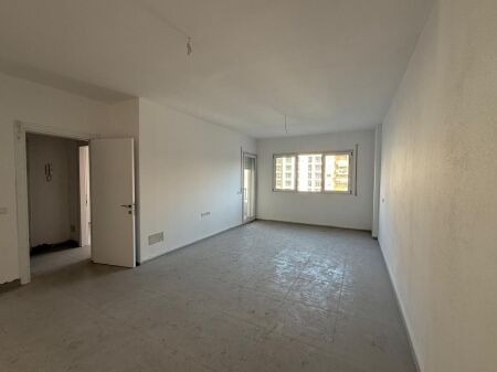  Shitet Apartament 1+1 tek Pazari i Ri