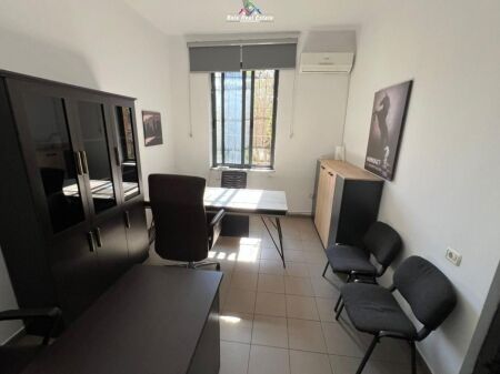 Ufficio in Affitto Vicino all'Ex Esposizione (ID BZ2847) Tirana