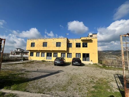 Si affitta edificio multifunzionale nella zona di Ndroq, vicino al Parco Ashik